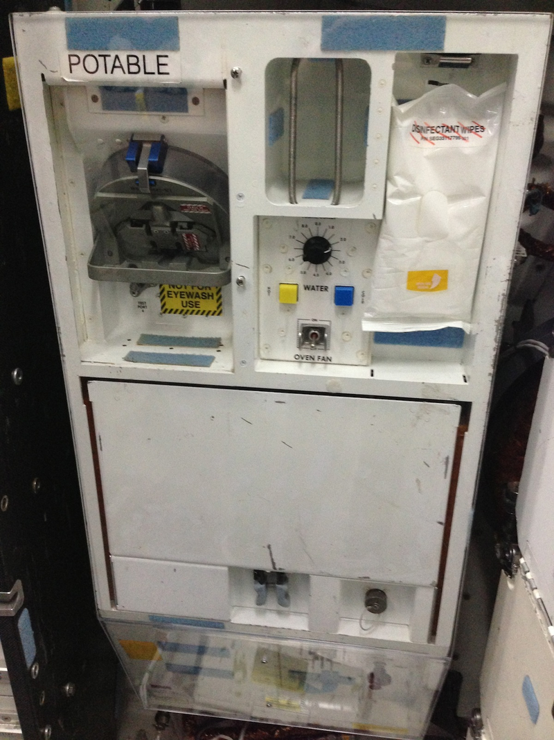 Illustration for article titled I Took This Amazing Tour Inside the Space Shuttle. So Should You.